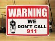 画像1: 看板 プラサインボード 撃ちますよ Warning/We Don't Call 911 *メール便不可 (1)