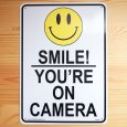 画像1: 看板 プラサインボード カメラがあるので笑顔で(万引き監視中) Smile! You're on Camera *メール便不可 (1)