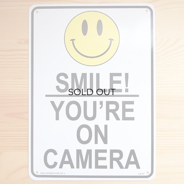 画像1: 看板 プラサインボード カメラがあるので笑顔で(万引き監視中) Smile! You're on Camera *メール便不可 (1)