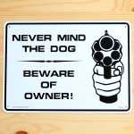 画像: 看板/プラサインボード 犬より主人に注意 Beware Of Owner *メール便不可